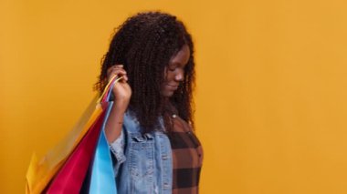 Karısı alışveriş poşetlerinde bir sürü kıyafet aldıktan sonra endişeli Afrikalı Amerikalı koca para harcamaktan endişeleniyor. Genç bayan indirimli bir şeyler almaktan memnun. Kamera A.