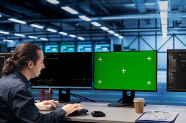 Yeşil ekrandaki tanısal araçları ve sistem izleme yazılımını kullanarak veri merkezinde yönetici olarak hata nedenlerini belirleyin. Sunucu tarlasında IT uzmanı, altyapıyı model bilgisayarla onarıyor