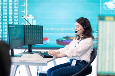 Şirket için küresel ortaklık fırsatlarını inceleyen ofis yöneticisi, mevcut girişim hedeflerini belirliyor. Hava tahminleri ortakları bir kazan ya da kaybet çalışması yapıyor, izleme odası.