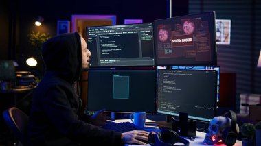 Hacker, yazılım çalma yazılımını başarılı bir şekilde geliştiremeyince sinirleniyor. Hüsrana uğramış dolandırıcı kötü niyetli kodların başarısız olduğu kanıtlandıktan sonra sinirlendi, kamera B