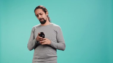 Hastalıktan kötü hisseden, baş ağrısı çeken, ilaç alan, stüdyo geçmişinden soyutlanmış bir adam. Yorgun insan soğuktan acı çekiyor, ilaç tedavisi görüyor, kamera B