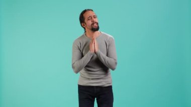 Dilenerek el ele tutuşan, dilek tutan, arkadaşından iyilik isteyen, stüdyo geçmişinden soyutlanmış bir adam. Çaresiz bir insan bir şey ister, dua eder ve umut eder, kamera A.