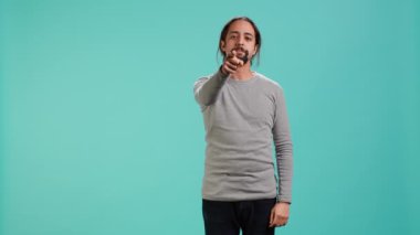 Öfkeli bir adam arkadaşlarıyla fiyasko yüzünden kavga ediyor, suçu ona atıyor, stüdyo geçmişinden soyutlanıyor. Eşiyle anlaşamayan kaba bir insan, küfür eden ve işaret eden, kamera A