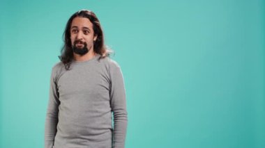 Kinci adamın portresi abartılı aptal suratlar yapıyor, birini taklit ediyor, el kol hareketi yapıyor. Aptal yüz ifadeleri yapan, şakacı olan, dalga geçen, stüdyo geçmişi olan, kamera B