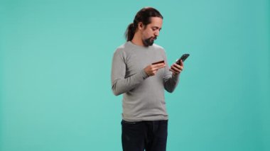 Web sitesine ödeme metodu ekleyen neşeli bir adam, terfilerden ve stüdyo geçmişinden yararlanmaya bayılıyor. İnternet alışverişi yapmaktan, telefondan kredi kartı verilerini yazmaktan, kamera A 'dan mutlu olan kişi.
