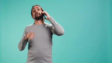 Neşeli adam telefon görüşmesinde arkadaşlarıyla buluşuyor cep telefonuyla, stüdyo geçmişiyle. Telefon görüşmesi sırasında arkadaşlarıyla sohbet eden göz alıcı kişinin portresi, kamera B