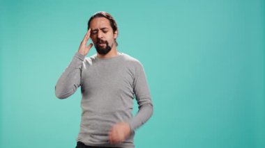 Aşırı çalışmaktan, baş ağrısından, stüdyo arka planında soyutlanmaktan yorgun düşmüş bir adamın portresi. Yorgun insan yorgunluk, stüdyo arkaplanı, kamera B