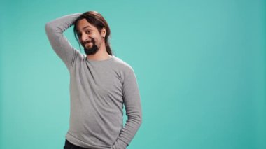 Utangaç bir adamın portresi, utangaç, stüdyo çekimi için izole edilmiş. Kendine güveni olmayan bir insan aşık olurken, duygularını ifade etme ihtiyacı hissederken, kamera B