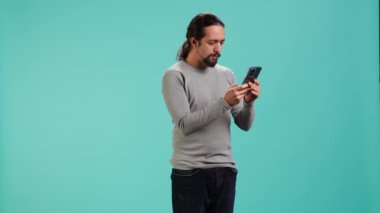 Cep telefonu tutan, bahis sitesine göz atan, para kazandıktan sonra kutlama yapan, stüdyo geçmişinden izole edilmiş bir adam. Neşeli insan mutlu hissederken akıllı telefon, kamera A 'da kayıyor.