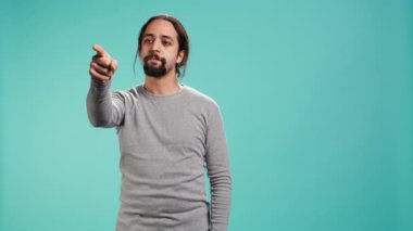 Öfkeli bir adam arkadaşlarıyla fiyasko yüzünden kavga ediyor, suçu ona atıyor, stüdyo geçmişinden soyutlanıyor. Eşiyle anlaşamayan kaba insan, küfür eden ve işaret eden, kamera B