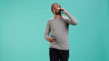 Neşeli adam telefon görüşmesinde arkadaşlarıyla buluşuyor cep telefonuyla, stüdyo geçmişiyle. Telefon görüşmesi sırasında arkadaşlarıyla sohbet eden göz alıcı kişinin portresi, kamera A