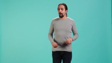 Etrafa huşu içinde bakan neşeli, geniş gözlü bir adamın portresi, güzel bir çevreye hayran, stüdyo arka planı. Heyecanlı meraklı insan etrafındaki manzaraya hayran, kamera A