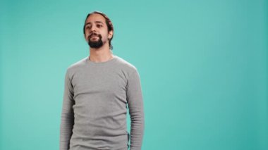 Kendine güvenen adam dur işareti yapıyor, stüdyo arkaplanı. Sinirli kişi dur işareti yapıyor, kavramı bitirmek istiyor, mavi stüdyo arka planında izole edilmiş, kamera B