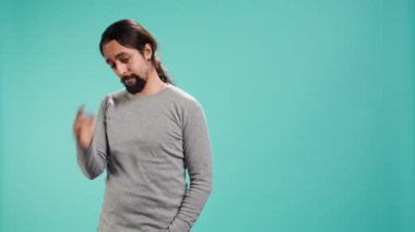 Kötü haberler yüzünden üzgün ve sarsılmış hisseden sorunlu bir adamın portresi stüdyo arka planında izole edilmiş. Ağlamanın eşiğindeki sıkıntılı kişi, rahatsız edici olaylar yüzünden nutku tutulmuş, kamera B