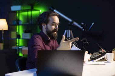 İçerik üreticisi, boks videosu açarken senaryoyu notlardan takip ederek teknolojiyi çekiyor. Teknoloji gurusu ürünleri açıyor, internet kanalı için kayıt yapıyor, hayranları eğlendiriyor.