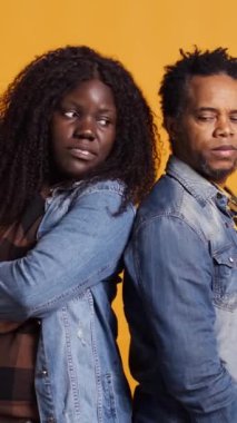 Dikey video, karı koca arasında evlilik kavgası ve anlaşmazlık, kavga ve sarı arka planda duygusallaşma gibi sorunlar yaratıyor. Anlaşmazlık içinde tartışan evli ve sinirli bir çift. Kamera B.