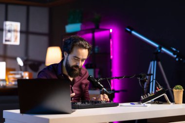 İçerik yaratıcısı, DJ kontrolörünün yeni çıkan görüntülerini kaydediyor, kutusunu açıyor, düğmelere ve kaydıraklara bakıyor. Abonelere ses karıştırıcı ekipmanı gösteren nüfuz edici