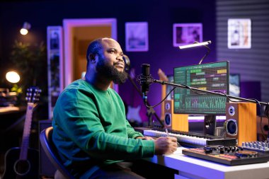 Yetenekli besteci kağıda yeni bir şarkı yazıyor, kafiyeler ve kelimelerin harmanlanması hakkında düşünüyor. Ev stüdyosunda yeni şarkılar üreten müzisyen, soundtrack korosu üzerinde çalışıyor..