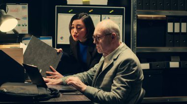 Özel dedektifler, polis arşiv odasındaki adli kanıt dosyalarını inceliyor. Zanlı için bir profil oluşturmaya çalışıyorlar. Ekip üyeleri noktaları birleştirmek için eski dava dosyalarını inceliyor. Kamera A.