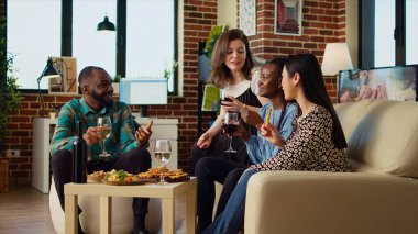 Arkadaşları gülüyor, kırmızı ve beyaz şarap içiyor, rahat bir apartman dairesinde hayatlarını konuşuyorlar. Meslektaşlar birlikte vakit geçirir, evdeki şarküteri tahtasından yer, yakınlaşır.