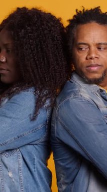 Dikey video, karı koca arasında evlilik kavgası ve anlaşmazlık, kavga ve sarı arka planda duygusallaşma gibi sorunlar yaratıyor. Anlaşmazlık içinde tartışan evli ve sinirli bir çift. Kamera A.