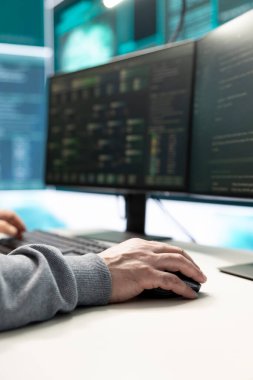 Devletin hackleme odasındaki siber güvenlik uzmanları ağları güvence altına almak için çalışıyorlar. Bilgisayar korsanları kötü amaçlı yazılım tespiti, siber operasyonlar ve dijital paralı askerlere karşı koruma üzerinde yoğunlaşıyor.