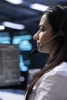 Veri merkezindeki teknisyen bilgisayarda çalışıyor, teknik destek sağlıyor, sorun yaratıyor. Müşteriler tarafından istenilen operasyonel müdahaleleri gerçekleştiren sunucu merkezi işyeri operatörü