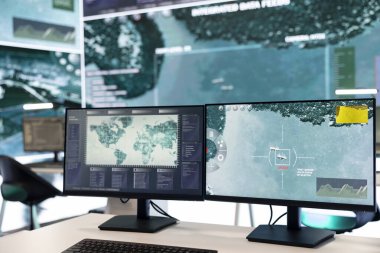 Boş görev kontrol merkezi radar uydu sistemini kullanarak güvenlik görüntülerini takip ediyor ve ulusal güvenliği sağlıyor. Güç üssündeki ordu istihbaratı ve keşif askeri şebekesi.
