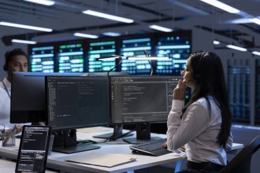 Veri merkezindeki uzmanlardan oluşan bir ekip müşteri desteği ve sorun giderici hasarlar sağlıyor. Sunucu merkezindeki ekip çalışması müşteriler tarafından istenilen operasyonel müdahaleleri gerçekleştiriyor