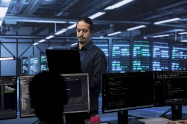 Sunucu merkezindeki yönetici kurtarma planını kontrol ediyor, bileşenler arasında veri merkezi enerji tüketimini izliyor, sensörlerin optimum olarak çalıştığından emin oluyor, rutin disk kontrolleri yapıyor