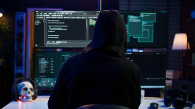 Hacker kodlaması, sistemlere kurulmuş antivirüs yazılımları tarafından tespit edilemeyen sıfır gün kullanımı. Apartman binasındaki düzenbaz programcı güvenlik duvarlarını, kamera B 'yi aldatabilir.