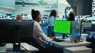 Hintli operatör, model ekranın yanındaki nakliye kamyonlarını izliyor. Şehirdeki güvenlik kameralarını kullanıyor. Çalışan kuryelere emir ve uydu seyrüsefer için yardım eder. Kamera B.