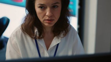 Şirket analisti, rekabetçi bir iş ortamında stratejik hedeflere ulaşmada yardımcı olmak amacıyla bilgi grafiklerinin ilerlemesini ve başarısını inceliyor. Çalışan, iş akışını geliştiriyor. Kamera A.