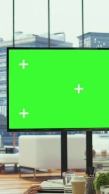 İzole edilmiş fotokopi alanının yanında düzenlenen bir brifinge katılan Dikey Video çalışanları ve yatırımcılar, ekonomik göstergeler ve performans ölçümlerini gözden geçiriyorlar. Çalışma ekibi finans planlamasını tartışıyor