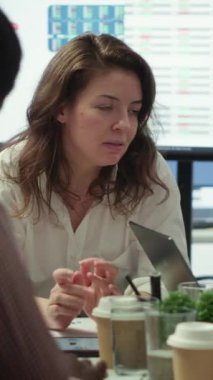 Dikey Video Genel Müdürü, çalışanlarıyla yeni bir genişleme stratejisi hakkında görüşlerini paylaşıyor ve ticari faaliyet durumunu analiz etmek için veri raporları sunuyor. Toplantı brifinginde iş arkadaşları. Kamera.