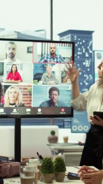 İş geliştirme bütçesini artırmak için aylık raporları değerlendirerek, video çağrı ağı üzerinden çalışanlar ve danışma kurulu arasında dikey video brifing toplantısı. Çalışma personeli yöneticilerle tartışıyor