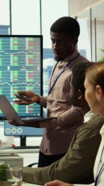 Kurumsal brifing raporlarını tartışmak ve yenilikçi fikirleri paylaşmak için toplantı odasında dikey video çeşitliliği çalışma ekibi toplantısı. Çalışanlar önümüzdeki çeyrek için etkili pazarlama stratejisi planlıyorlar