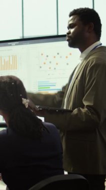 Şirket analistlerinden oluşan dikey video ekibi satış ve geliştirmeler, toplantı odasında pazarlama ve halkla ilişkiler stratejileri geliştirme konusundaki geri bildirimleri değerlendiriyor. Girişim girişimciliği. Kamera B.