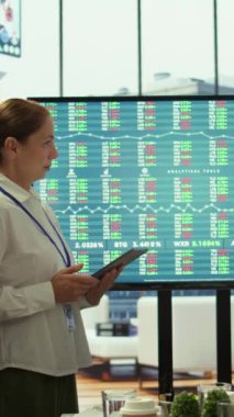 Dikey Video Çeşitliliği çalışanları, yenilikçi fikirler üretmek, pazar verilerini analiz etmek ve iş performansını artırmak için stratejik planlar geliştirmek üzere bir toplantı odasında toplandılar. Atılgan brifing toplantısı