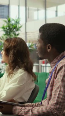 Yeni bir geliştirme stratejisini tartışmak için, hedeflere ulaşmak ve örgütsel hedeflere ulaşmak için bilgi ve aylık analiz numaralarını kullanan dikey video çeşitliliği profesyonel grup buluşması