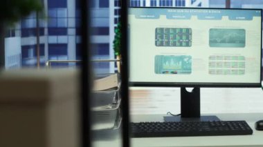 Ticari büyüme için tasarlanmış lüks modern ofis ortamı, girişimci işçiler ekranlardaki verileri analiz edebilir ve işbirliği yapabilirler. Son teknoloji ile şirket geliştirme.