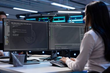 Veri merkezindeki mühendis ekibi sistem tanılama testleri yapıyor ve sorunları tespit etmek ve çözmek için hata kontrol araçları kullanıyor. Sunucu performansını etkileyen ağ sorunları arayan iş arkadaşları