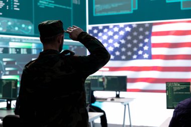 Birleşik Devletler askeri, devlet izleme odasında sunucu sızıntısından istihbarat toplamak için selamını sunuyor. Siber savaş sırasında görevli askeri personel..