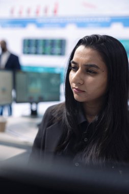 İş analisti, organizasyonun başarısını sağlamak için bilgisayar üzerinde proje güncellemeleri ile bir sunum yapıyor. Çalışan kaynakların piyasadaki büyüme ihtiyaçlarına göre tahsis edilmesi.