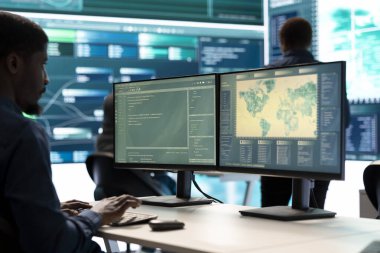 Yüksek teknolojili siber saldırılar ve dijital casusluk yoluyla hassas bilgileri hedef alan hükümet hackleme grubu. Ulusal güvenlik ve veri gizlilik sunucuları üzerinde çalışan bilişim uzmanları ekibi.