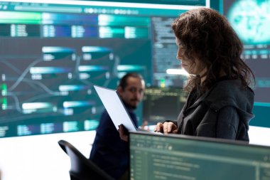 Siber güvenlik ekibi hükümetin internet sunucularına ve yüksek teknoloji ofisine yaptığı kötü amaçlı yazılım saldırısını araştırıyor. Siber suçlular bilgisayar sistemlerini hackliyor, hesap veritabanını tehdit ediyor..