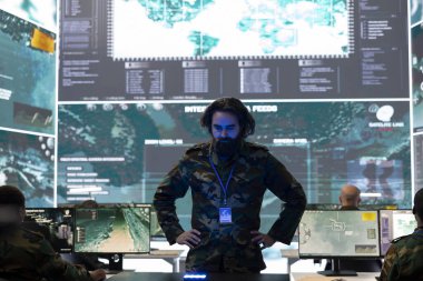 Bir hologramın savaş alanı verilerini inceleyen özel harekat mühendisi askeri komuta merkezinde yüksek teknolojili holografik projeksiyonla çalışıyor. Asker savunma operasyonlarının hedeflerini kontrol ediyor.