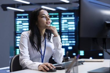 Yüksek işlemci kullanımı nedeniyle ortaya çıkan sunucu performans sorunlarını kontrol etmek için bilgisayarı kullanarak veri merkezinde yönetici. Bilgisayardaki sunucu odası çalışanı donanımı yavaşlatan yetersiz bellek hatalarını düzeltiyor