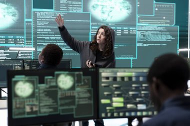 Siber güvenlik uzmanı, bir devlet dairesinde siber gözetim ve tehdit tespiti yapıyor. Siber suçları önleme ve kötü amaçlı yazılım tespiti yapan profesyonel hackerlar ekibi.