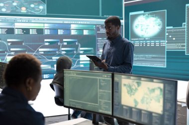 Siber saldırıları analiz eden hükümet siber savunma ekibi. Bilgi sızıntılarını önlemeye ve siber suçlara karşı koruma sağlamaya çalışan bilişim güvenlik uzmanları, dijital bilgi sağlıyorlar.